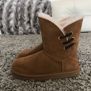 WOMENS SIZE 9 UGGS! NEAR PERFECT CONDITION!